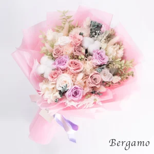 ピンクと白のプリザーブドローズで華やかに仕上げた、Bergamoのローズブーケ「Blossom」