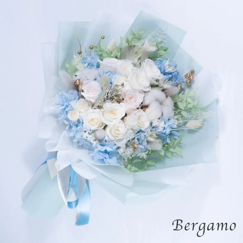 白と淡いブルーの花材をやわらかく束ねたブーケ、フロストの全体がわかる画像
