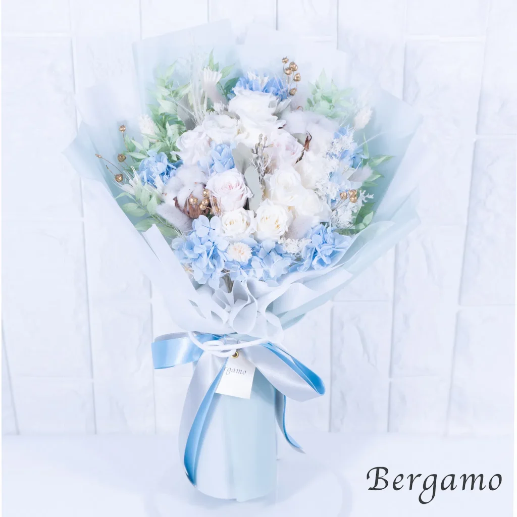 白と淡いブルーの花材を使ったブーケ、フロストの正面全体がわかる画像