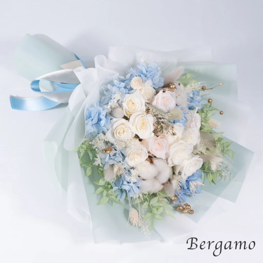 白と淡いブルーの花材を束ねたブーケ、フロストの俯瞰アングルの画像