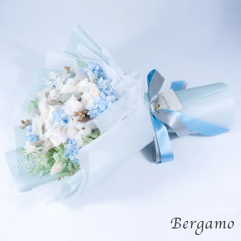 白と淡いブルーの花材を使ったブーケ、フロストの横向きレイアウトの画像