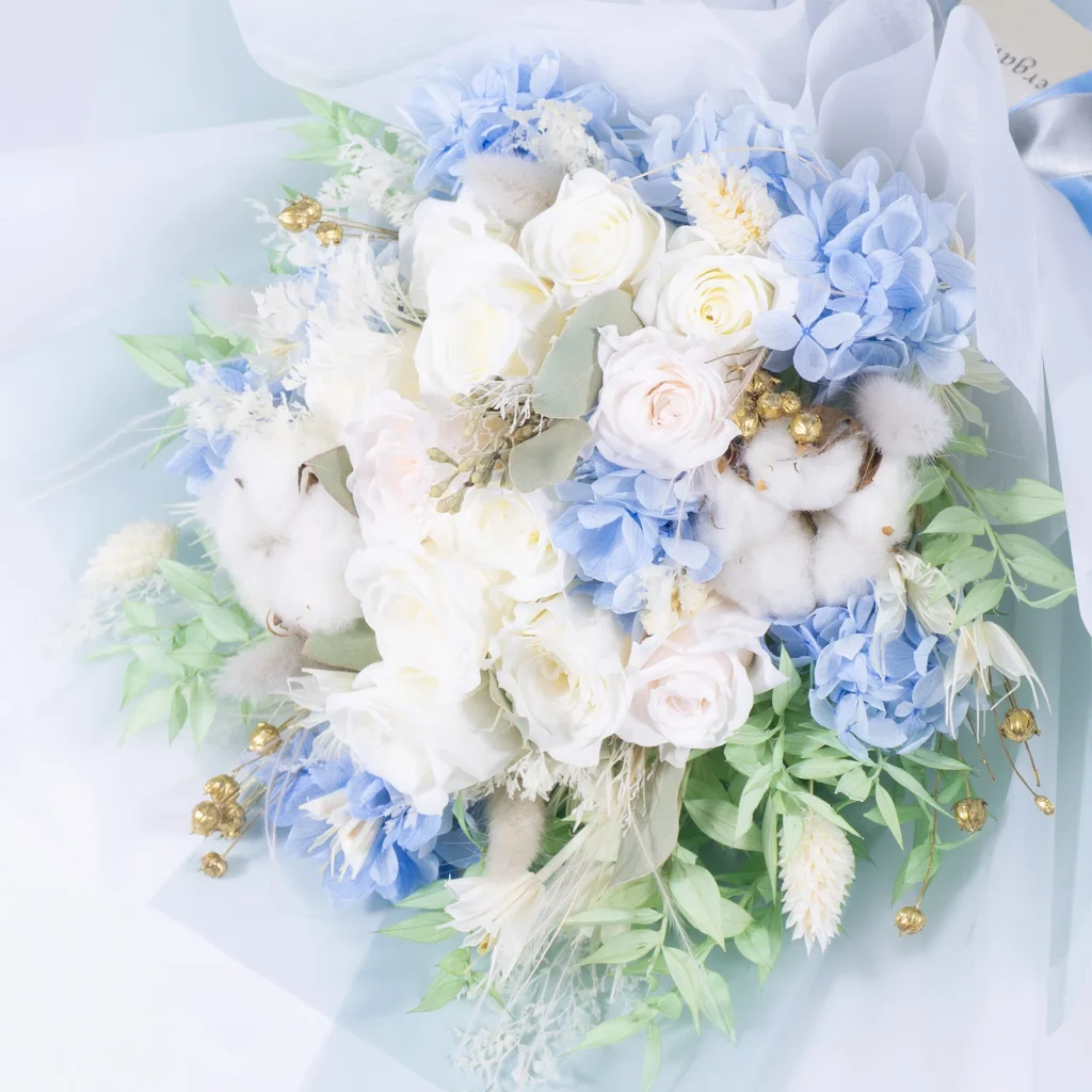 白と淡いブルーの花材を使ったブーケ、フロストの花材をアップにした画像