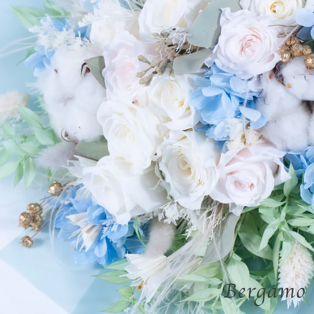 白と淡いブルーの花材を使ったフロスト 花材クローズアップ｜カスミソウ・ポアプランツ・ラグラスのテクスチャー