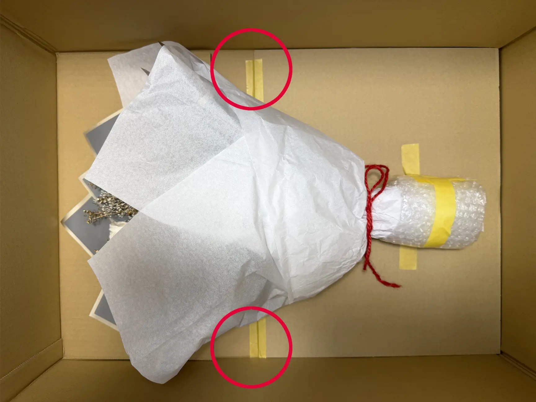 ブーケを台座に固定している黄色いテープをはがす手順