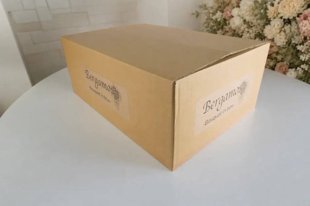 ブーケショップBergamoのロゴが入った配送用BOXのイメージ
