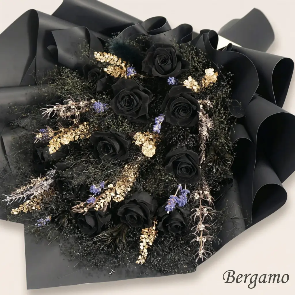 黒いローズにゴールドとパープルの花材を添えた、Bergamoのローズブーケ「マットブラック」の花材アップ
