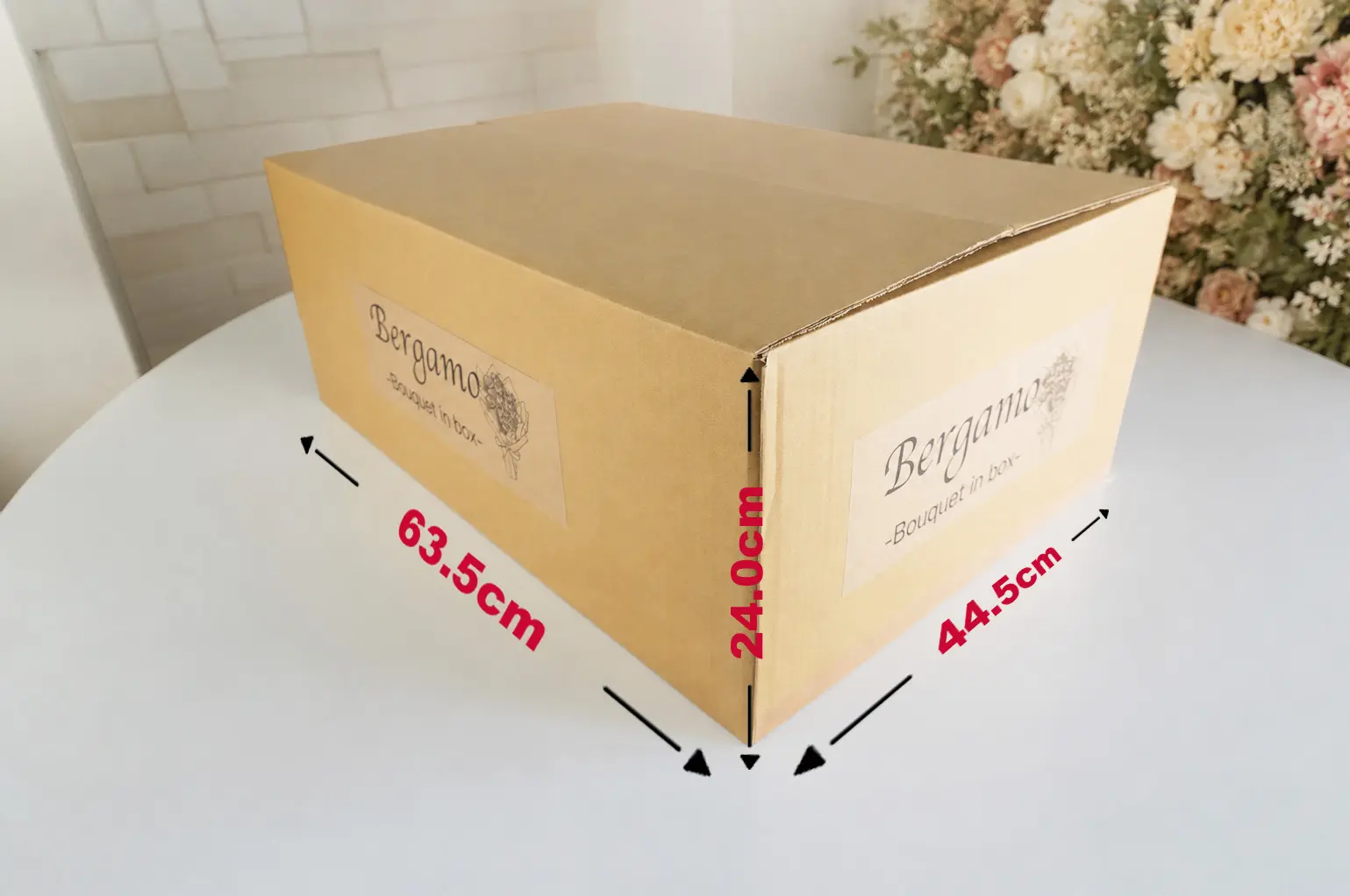 bergamoの配送箱とサイズが縦63.5cm,横44.5cm,高24.0cmでることを伝えるイメージ