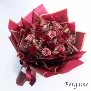 深いワインレッドとスモーキーピンクのプリザーブドローズで仕上げた、Bergamoのローズブーケ「Rosé」
