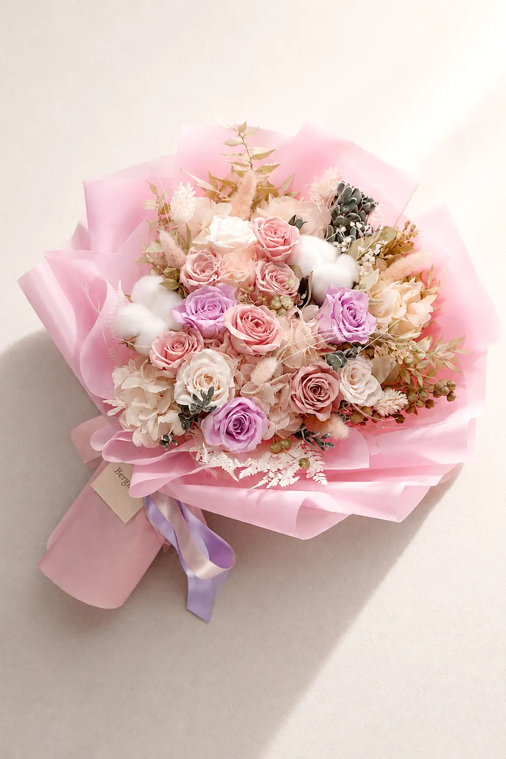 ピンクと白のプリザーブドローズで華やかに仕上げた、Bergamoのローズブーケ「Blossom」
